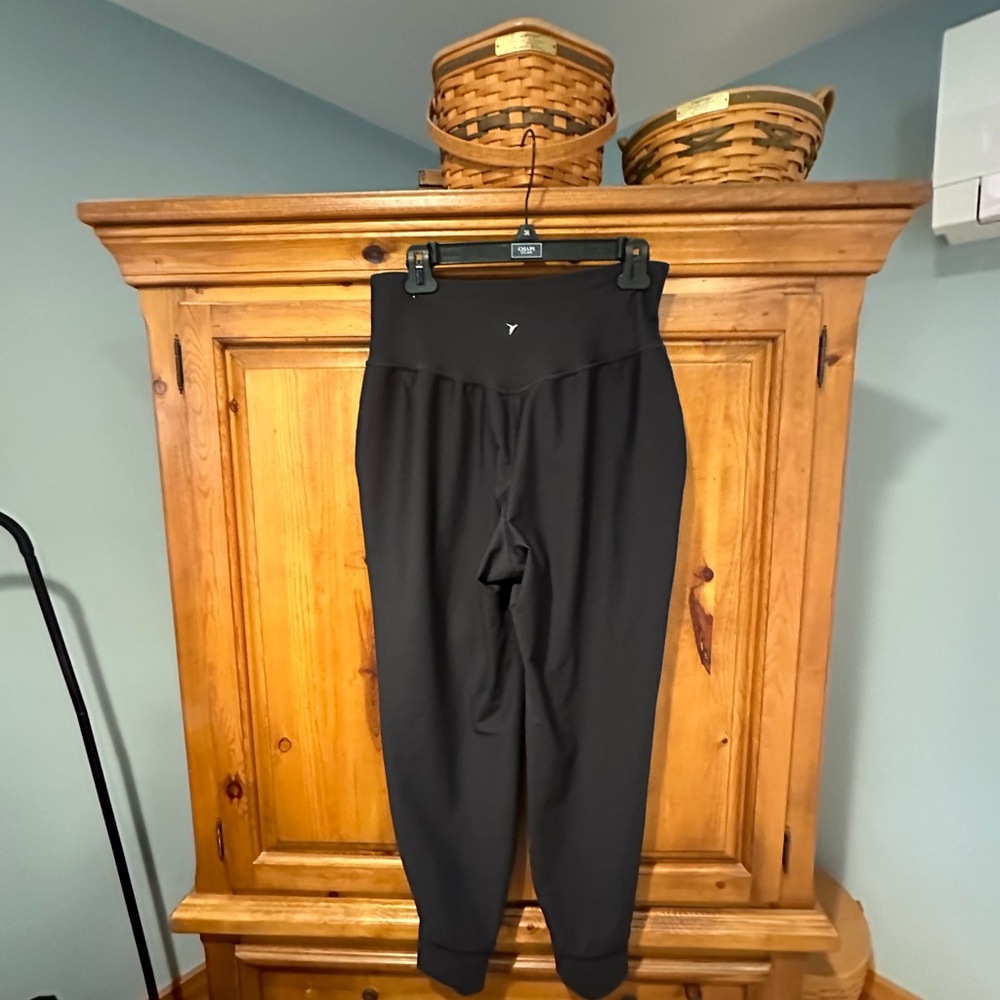 Old navy elevate black joggers like new! Cuff ankle and front flat pockets